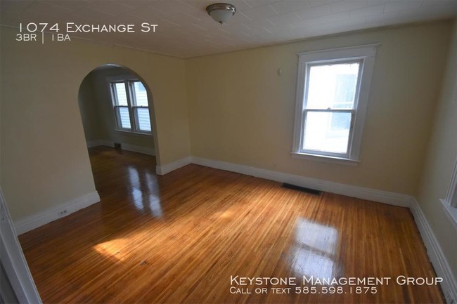 Foto del edificio - 1074 Exchange St