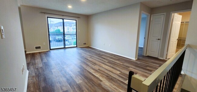Foto del edificio - 1150 W St Georges Ave