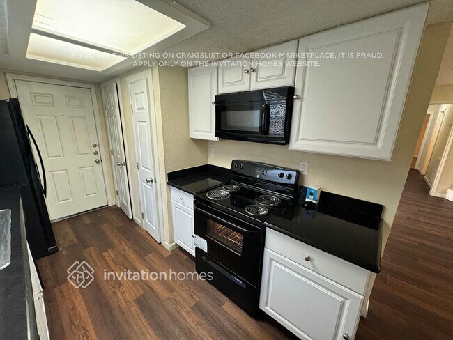 Building Photo - 16422 Oxnard Ln