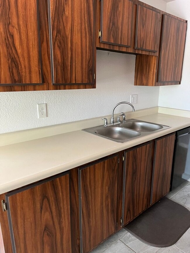 Building Photo - Spacious Apartment in North Reno