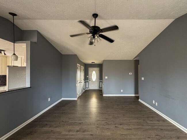 Foto del edificio - Charming 3 Bed 2 Bath Raeford Home with Fenced Backyard