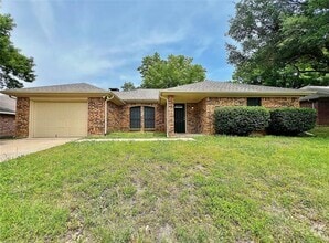 Building Photo - 203 Mesa Moor Dr