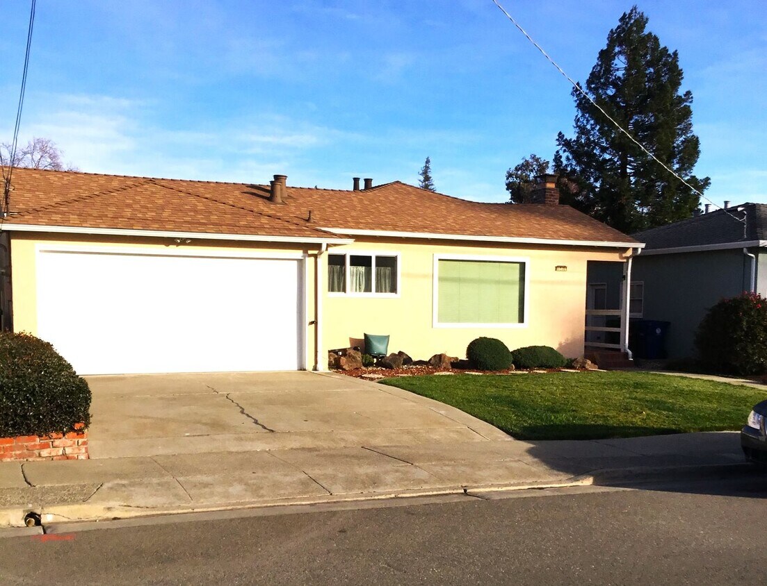 Primary Photo - Charming Home in Castro Valley