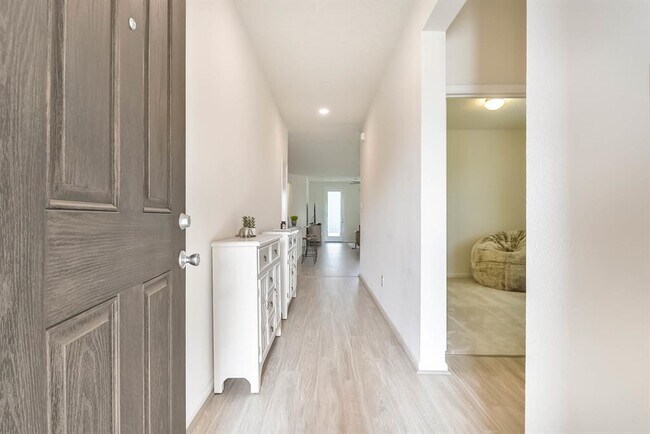 Building Photo - 25530 Brentmoor Dr