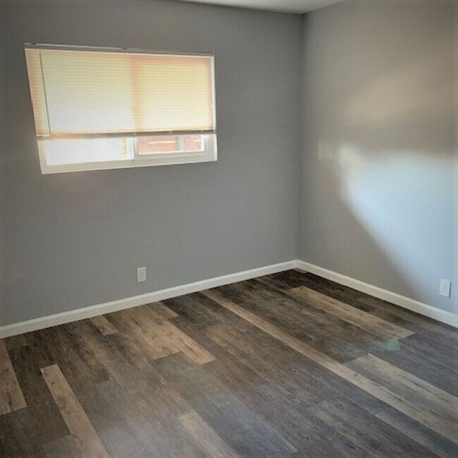 Building Photo - Updated 2 Bed 1 Bath Near SDSU