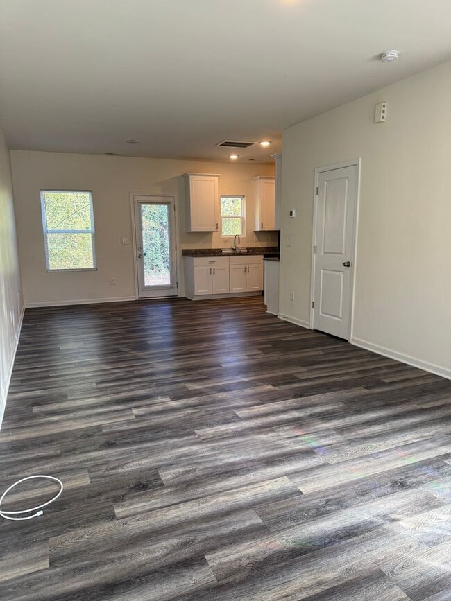 Building Photo - Beautiful 3-Bedroom Home Near Downtown Sta...