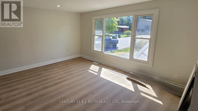 Building Photo - 698 Burton Dr