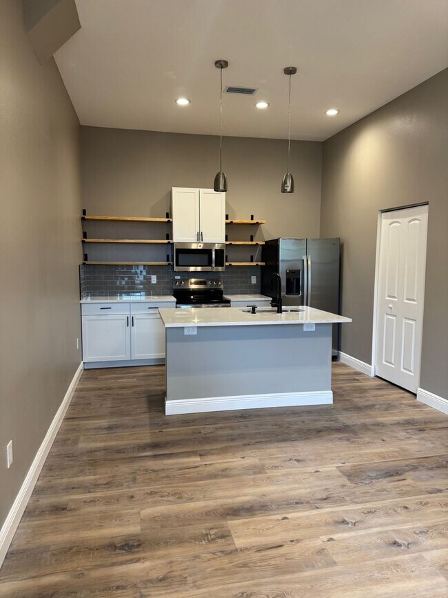 Foto del edificio - 923 Hagle Park Rd