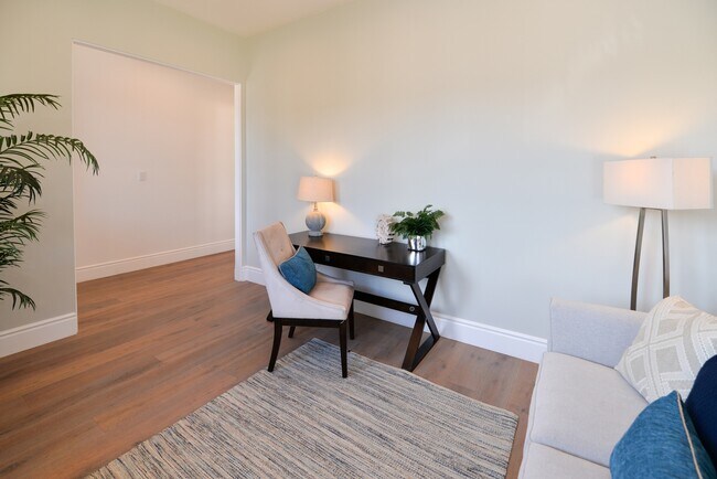 Building Photo - Newer Construction in Manhattan Beach Hill Section