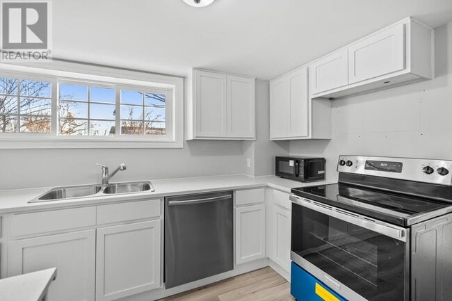 Building Photo - 44 Westcomb Crescent