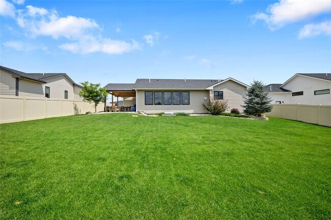 Foto del edificio - 4 Bed / 3 Bath Home in Silver Creek Estate...