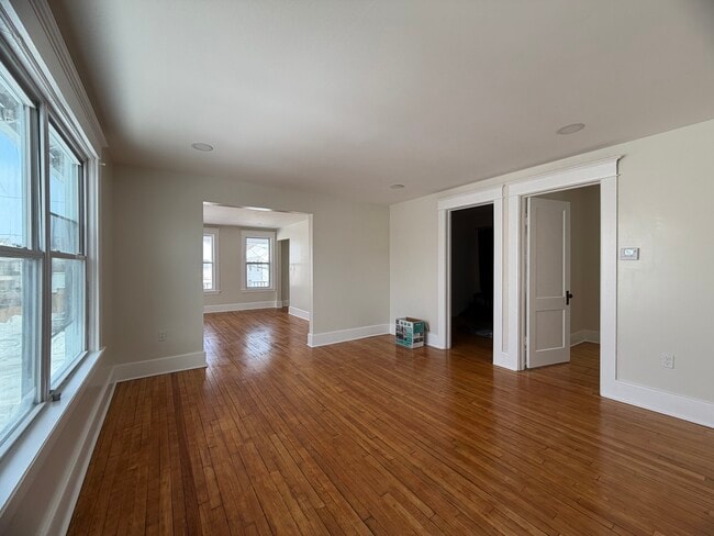 Building Photo - 608 Emily St