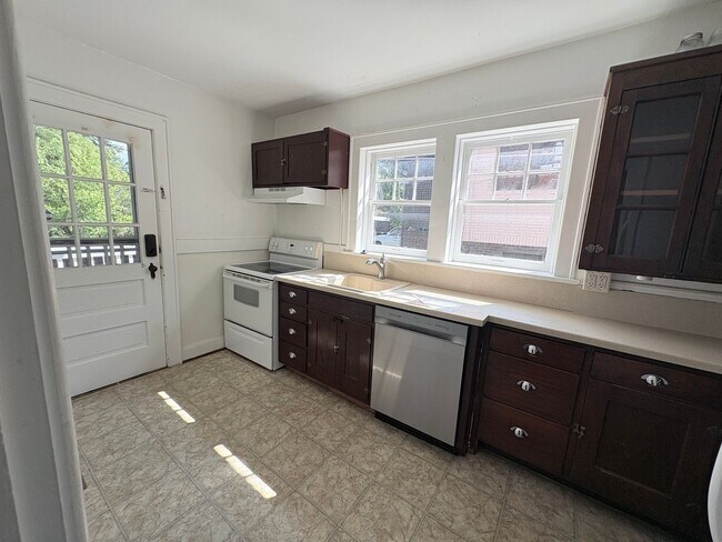 Foto del edificio - 716 Forest Ave
