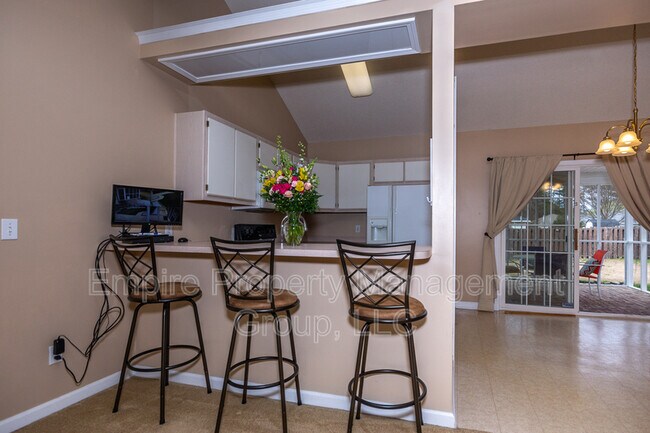 Building Photo - 1005 S Twin Oaks