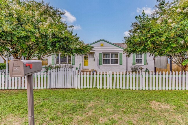 Foto del edificio - Adorable Navy Point Cottage!