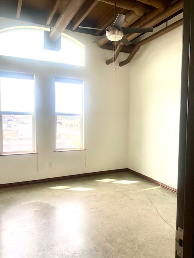 Building Photo - Loft