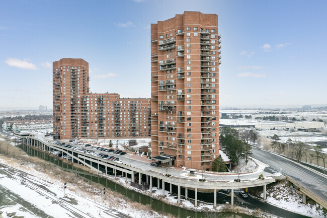 Foto del edificio - Harmon Cove Tower