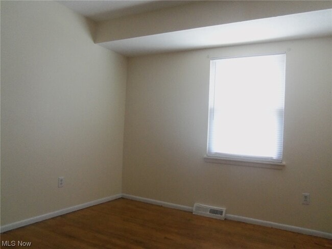 Building Photo - 762 Mentor Ave