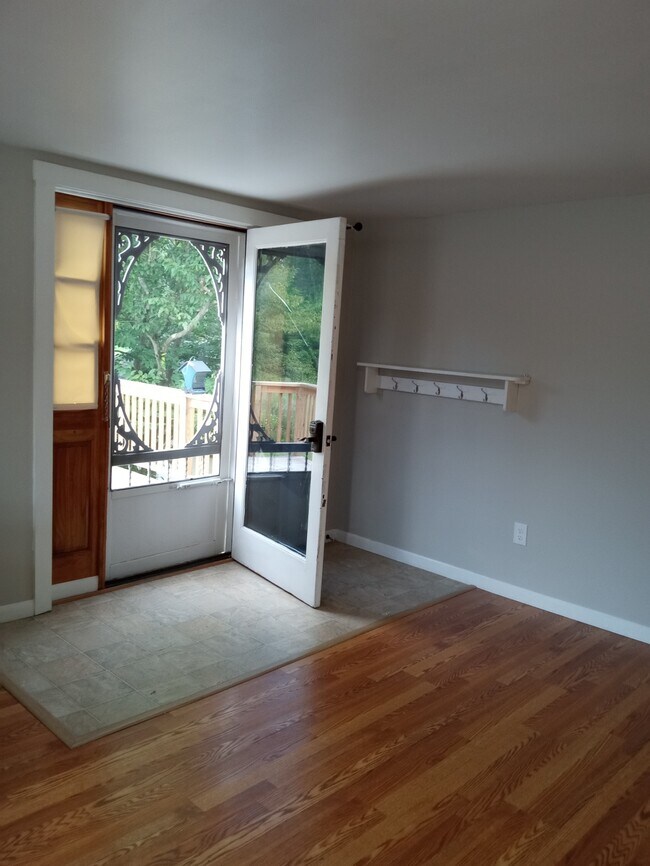 Puerta de entrada - 15236 NY-30