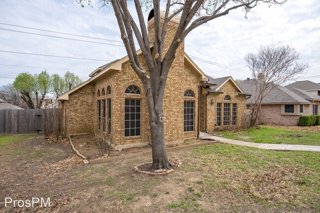 Building Photo - 3 br, 2.5 bath House - 2075 Camelot Dr.