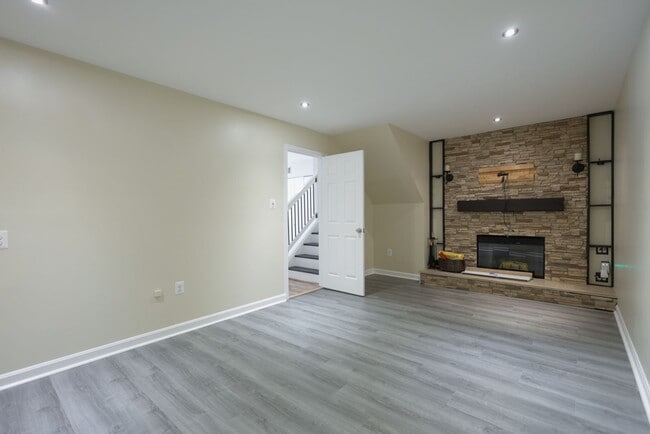 Building Photo - Lovely 2 BR/2 Full BA & 2 Half BA Townhome...