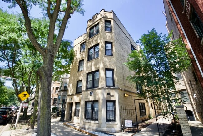 Building Photo - 646 W Roscoe St