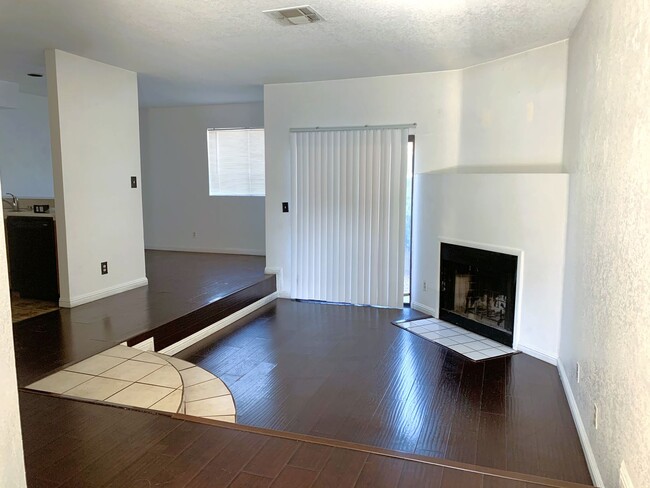 Building Photo - A SPACIOUS 1 BEDROOM 1 BATH APARTMENT IN A...