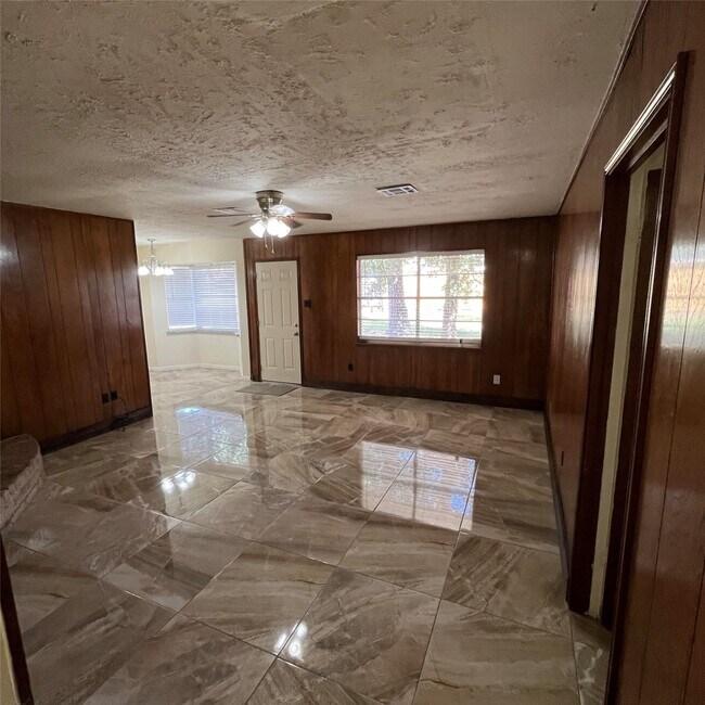 Foto del edificio - 2811 Wood River Rd