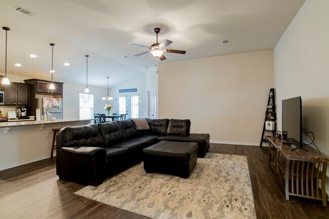 Foto del edificio - Beautiful 4 bedroom home in Pace