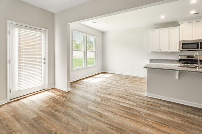 Foto del edificio - 421 Midland Pnes Dr