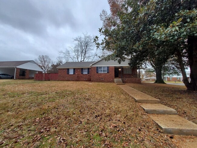 Building Photo - Picturesque Home Worth Checking Out