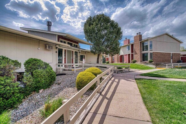 Foto del edificio - Move-In Ready Townhome in Desirable Distri...