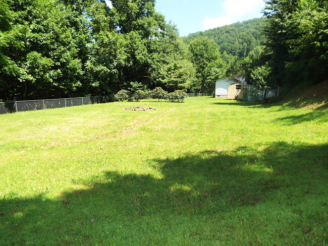 Building Photo - Great condition 3 BR 2 BA home off East Fo...