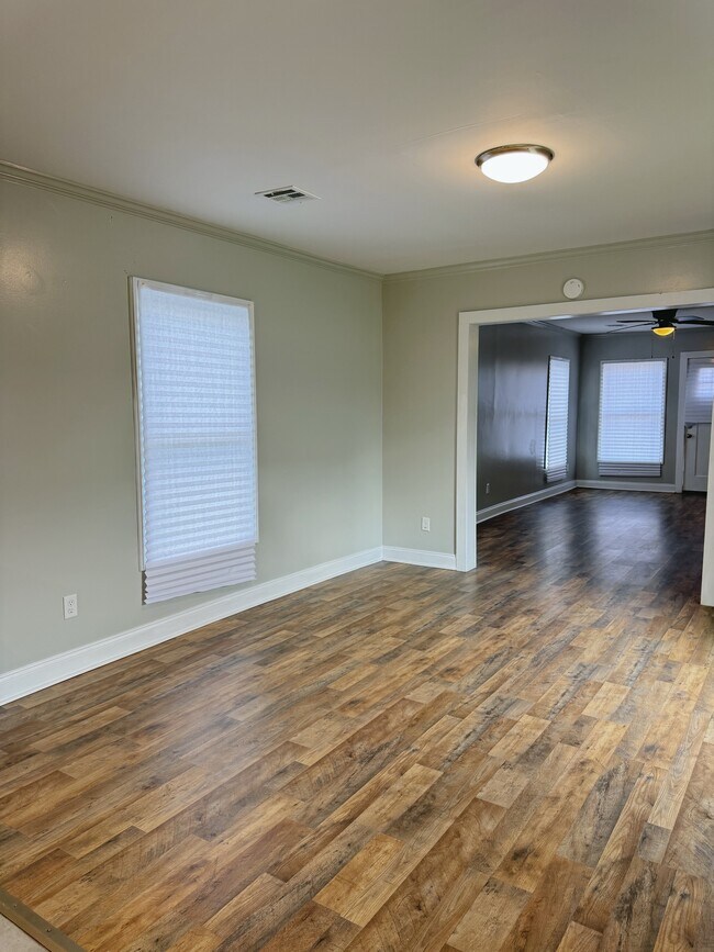 Foto del edificio - 1002 E Simcoe St