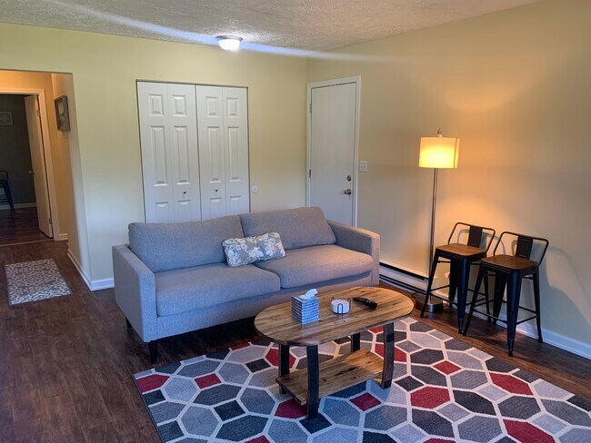 Living Room - 4467 Manhattan W