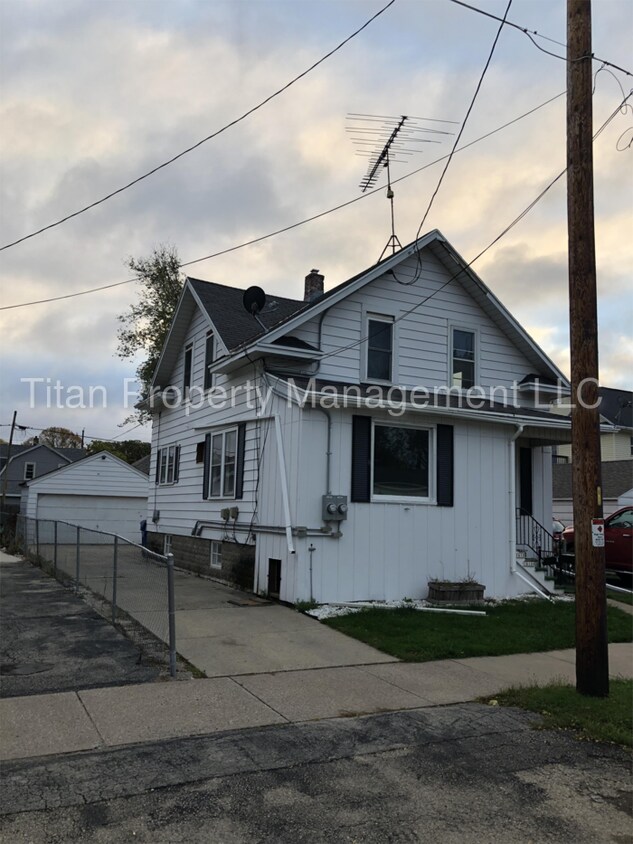 Primary Photo - 3 bedroom 1 bath lower