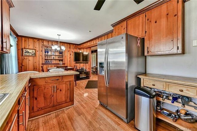 Building Photo - Charming Ranch Style Home