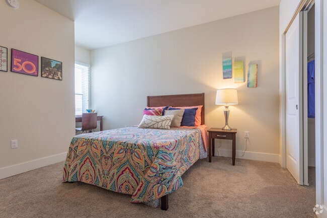 4 habitaciones, 4 habitaciones - 1400 pies cuadrados - Lodges of Colorado Springs Student Housing