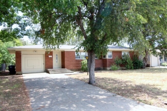 Building Photo - Rarely available and ready for immediate move in!