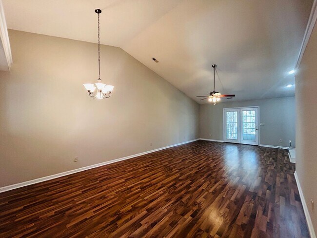 Building Photo - Impeccable spacious 3 bedroom 2 bath main ...
