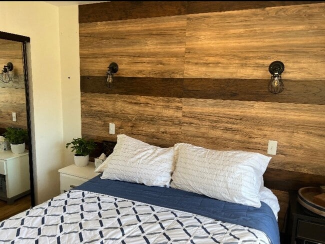 Building Photo - Golden Hill Gem: Spacious Furnished 2BR with City Convenience