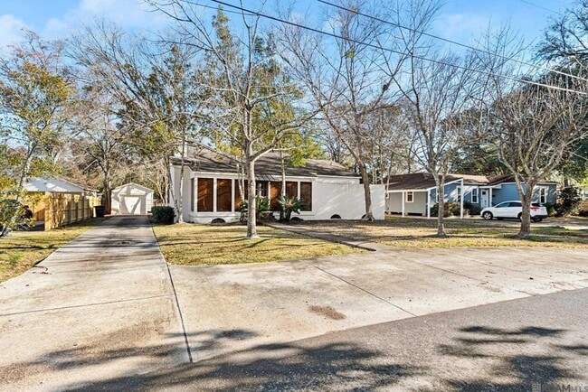 Building Photo - 4621 Sweetbriar St