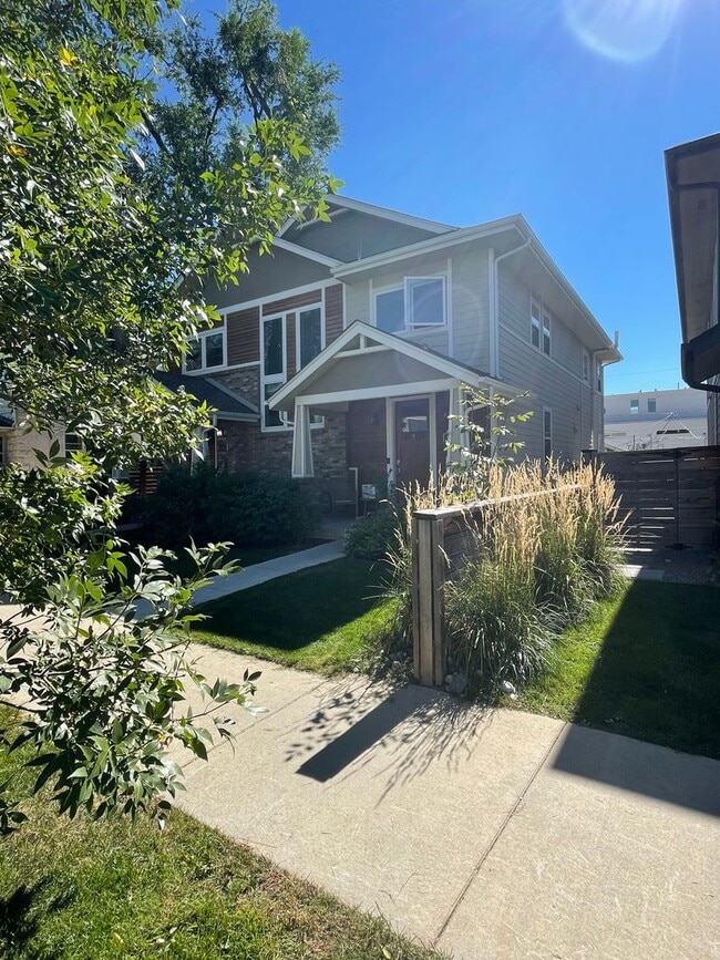 Foto del edificio - Sleek 3 Bedroom House in Sunnyside!! 6-8 m...