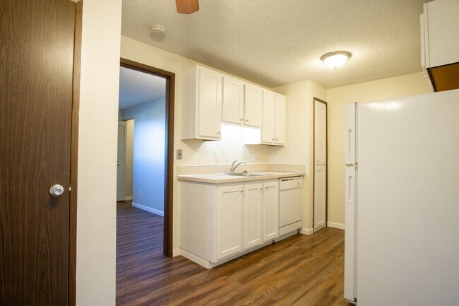 Foto del edificio - Spacious 1-Bed Surrounded by Tall Trees in Multnomah Village