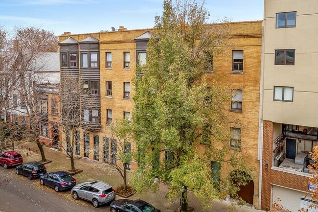Building Photo - 877 W Lill Ave