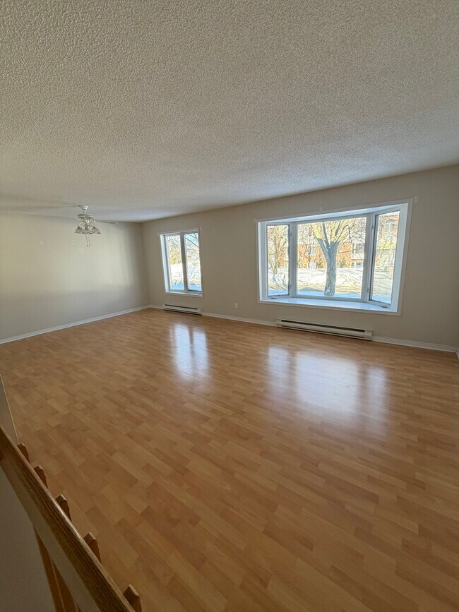 Photo du bâtiment - 2 chambres + 1 stationnement inclus - Rue de la Futaie, Gatineau