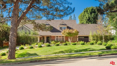 Building Photo - 723 Sierra Dr