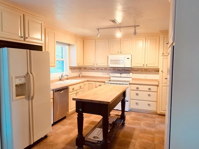 Building Photo - Settawig Ranch