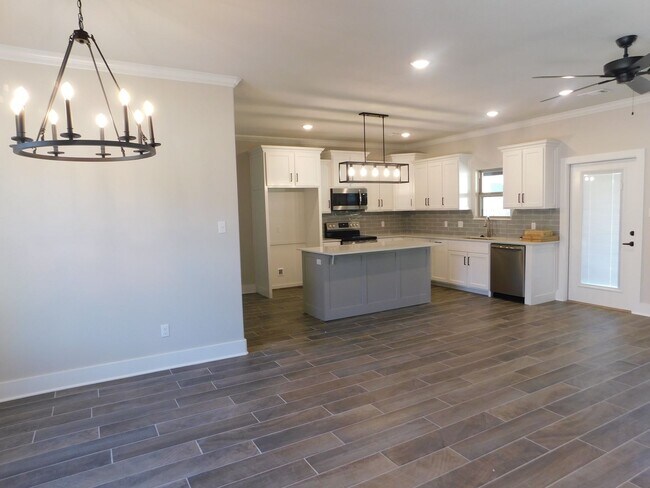 Building Photo - Executive Home for Lease Near Arkansas Col...