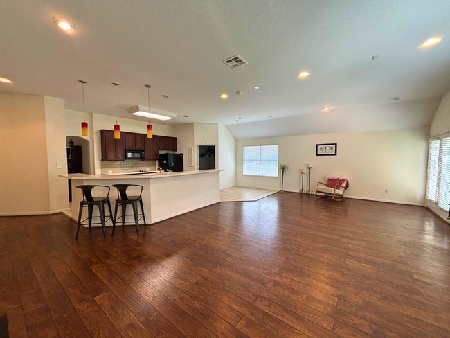 Building Photo - 56 Medici
